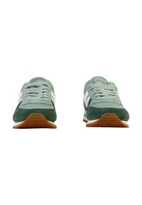 Zapatillas de ante verde con rayas blancas, con punta redondeada y suela de goma texturizada. Cordones y lengüeta acolchada en color a juego.