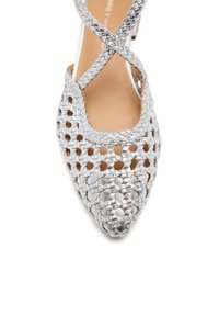 Scarpa da donna intrecciata in argento con punta affusolata e fascette intrecciate che attraversano il piede, dotata di una fodera interna liscia.