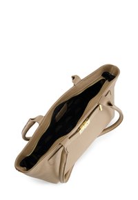 Beige læderhåndtaske med en struktureret form, lynlås lukning og hardware i guldtoner. Indvendigt har den en sort stofforing med flere lommer.