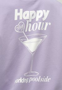 Ύφασμα λεβάντας με λευκό γραφικό ενός ποτηριού μαρτίνι και κείμενο «Happy hour» και «εργασία δίπλα στην πισίνα» με αναδευτήρα σε σχήμα καρδιάς που φέρει την ετικέτα «Hugo».