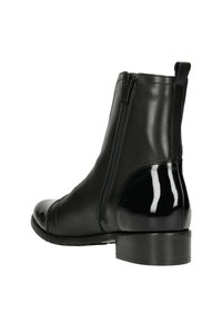 Černá kožená kotníková bota s lesklým povrchem, která má boční zip a nízký blokový podpatek, navrhnutá s kulatou špičkou a hladkým povrchem.