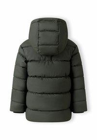 Mörkgrön pufferjacka med huva, med en kviltad design och horisontella sömmar. Tjockt material för isolering.