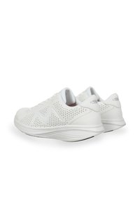 Scarpe sportive bianche con una finitura in pelle liscia, design perforato, punta arrotondata, chiusura con lacci e suola ammortizzata testurizzata.