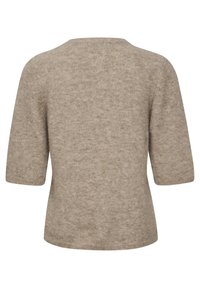 Beige gestrickter Pullover mit Rundhalsausschnitt und Ärmeln in Ellenbogenlänge. Weiche Textur und leicht taillierte Silhouette, keine sichtbaren Muster oder Verzierungen.
