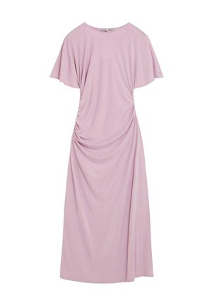 Robe midi rose pâle avec manches courtes volantées et détail de tissu froncé sur le côté droit, créant des drapés doux et une coupe décontractée.