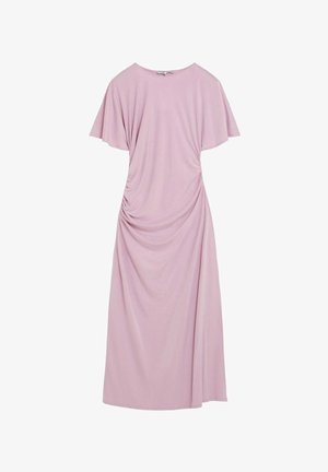 Lichtroze midi-jurk met korte fladdermouwen en geplooide stof aan de rechterkant, wat zorgt voor zachte plooien en een ontspannen pasvorm.
