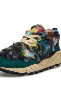 Sneaker colorato in lana con suola beige screziata, dettagli in pelle verde e lacci beige, caratterizzato da una tomaia testurizzata e soffice.