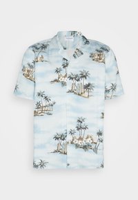 Chemise à manches courtes avec boutonnage, en tissu bleu clair ornée d'un imprimé tropical de palmiers, de huttes et de planches de surf dans des tons de marron et de blanc.
