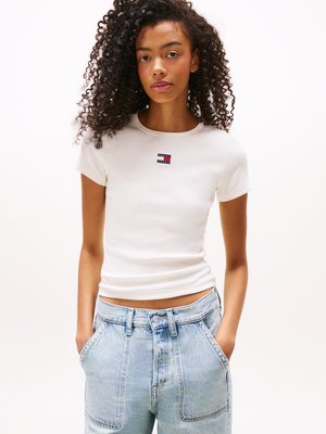Tommy Jeans BADGE - Lihtne T-särk - ancient white