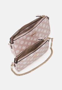 Borsa in pelle texturizzata rosa con motivo di logo bianco, compartimenti con doppia zip, hardware in tonalità oro e tracolla a catena removibile.