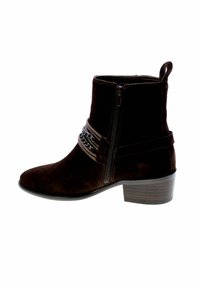 Stivaletto in suede marrone con punta arrotondata, zip laterale e cinturino decorativo con accento di catena. Tacco basso impilato.