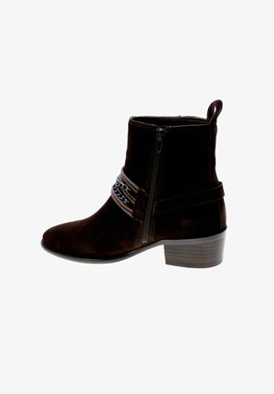 Stivaletto in suede marrone con punta arrotondata, zip laterale e cinturino decorativo con accento di catena. Tacco basso impilato.