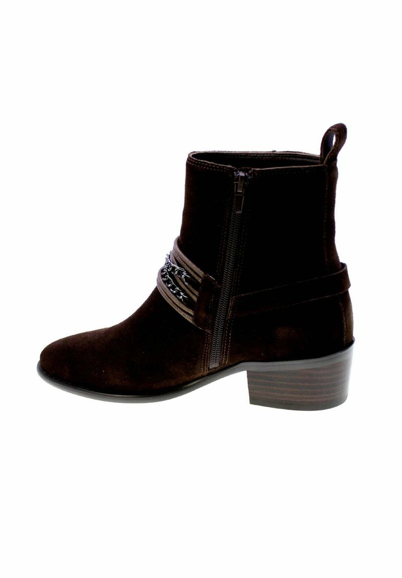 Stivaletto in suede marrone con punta arrotondata, zip laterale e cinturino decorativo con accento di catena. Tacco basso impilato.