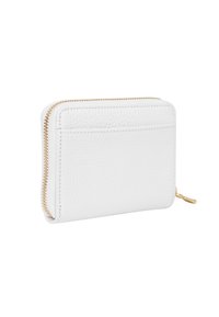 Cartera blanca de cuero con superficie texturizada, detalles en dorado en el cierre y un slot para tarjetas en la parte frontal. Forma compacta y rectangular.