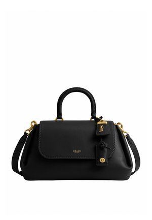 Sac à main en cuir noir avec poignées supérieures, bandoulière détachable et ferrures dorées, comprenant des étiquettes de marque et une fermeture à boucle.