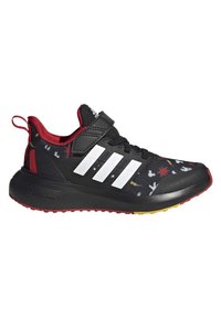 Scarpa sportiva nera con accenti rossi, caratterizzata da una tomaia in tessuto a motivo, tre strisce bianche e una chiusura con strap in Velcro.