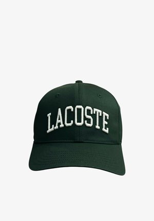 Cappellino da baseball verde scuro con la parola "LACOSTE" ricamata davanti in grandi lettere bianche.