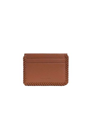 Porte-cartes en cuir marron avec bords tressés, comprenant quatre emplacements pour cartes et une finition texturée. Design minimaliste avec un logo embossé.