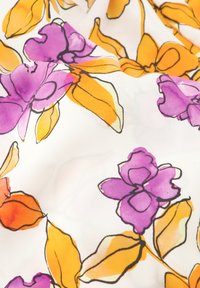 Bloemstof met paarse en oranje bloemen op een witte achtergrond. Het ontwerp bevat gedurfde omtrekken en een vloeiende, zachte textuur.