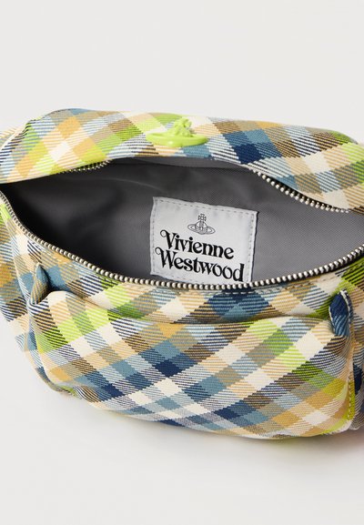 Τσάντα με φερμουάρ σε καρώ σχέδιο σε μπλε, πράσινους και μπεζ τόνους, με ετικέτα Vivienne Westwood στο εσωτερικό και πράσινο λογότυπο σφαίρας στην κορυφή.