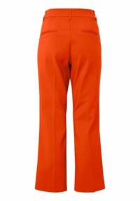 Pantalons amples orange avec une texture lisse, des passants de ceinture et des poches arrière. Le design présente une coupe ajustée et une silhouette élégante.