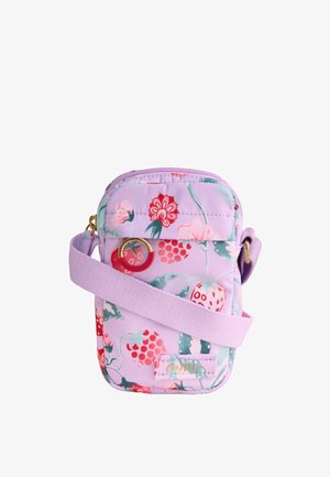 Mała lawendowa torebka na ramię z czerwonym i różowym kwiatowo-owocowym wzorem, regulowanym paskiem oraz złotym suwakiem w kształcie pierścienia.