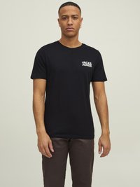 Crna pamučna majica s bijelim logotipom "JACK & JONES" na lijevoj strani prsnog koša. Kratki rukavi i klasičan kroj. Ravna tekstura.