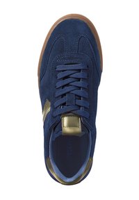Marineblaues Wildleder-Sneaker mit flachen Schnürsenkeln, metallischen goldenen Akzenten, abgerundetem Zehenbereich und gummierter Sohle. Verfügt über gestickte Details und ein Logo an der Ferse.