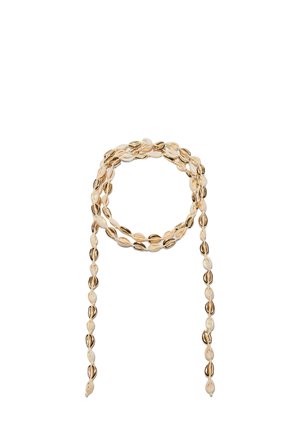 Lange Halskette aus kleinen beige-braunen Kaurimuscheln, angeordnet in zwei verbundenen Strängen.