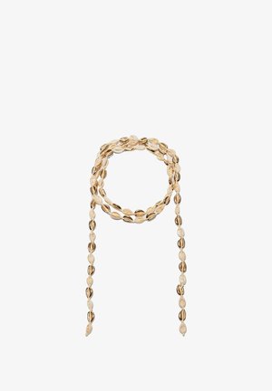 Lange Halskette aus kleinen beige-braunen Kaurimuscheln, angeordnet in zwei verbundenen Strängen.