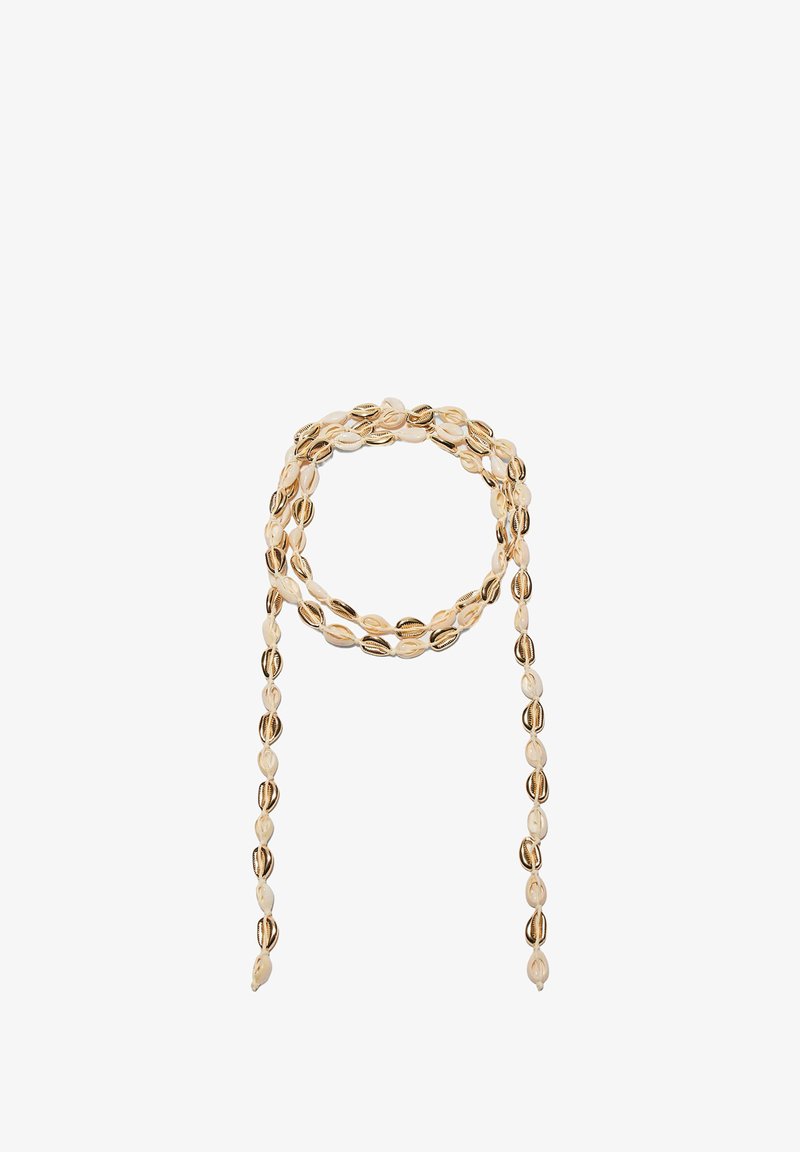 Long collier composé de petites coquilles cauri beiges et marron disposées en deux rangées reliées.