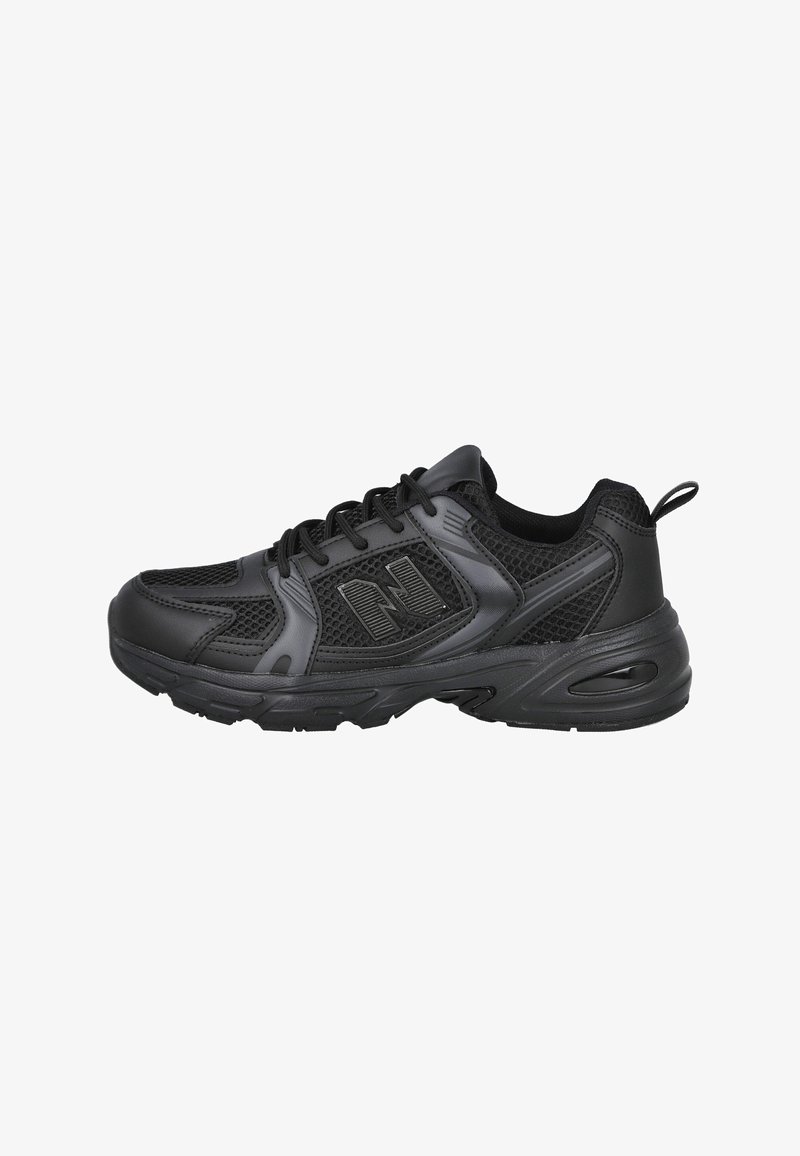 Zapatillas deportivas negras que combinan malla y materiales sintéticos, con una superficie exterior texturizada y un cuello acolchado para mayor comodidad.