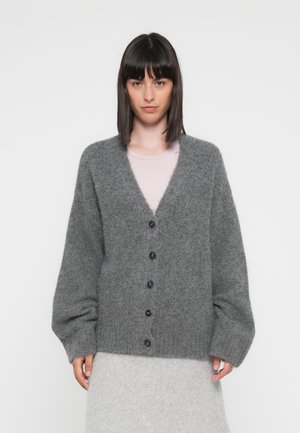Grå strikket cardigan med V-hals, lange ballongsleeves og seks sorte knapper foran. Myk tekstur, kort passform.