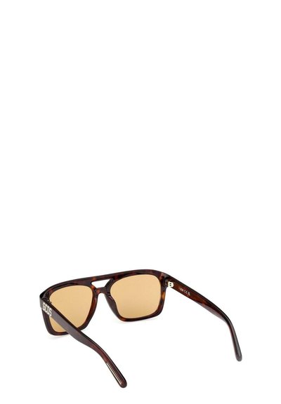 Gafas de sol cuadradas de carey con lentes ámbar, puente en forma de llave y logo de GCDS en la patilla.