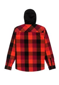 Camisa de franela a cuadros en rojo y negro con capucha negra. Cuenta con mangas largas, puños con botones y un dobladillo recto con un detalle de yugo en la parte trasera.