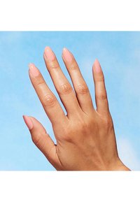 Vijf vingers met amandelvormige nagels, geverfd in een zachte roze kleur met een lichte glans, tegen een lichtblauwe achtergrond.