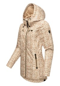 Chaqueta beige con estampado y capucha, que presenta un diseño texturizado, cremallera frontal y dos bolsillos con cremallera. Acentuada con accesorios en negro.