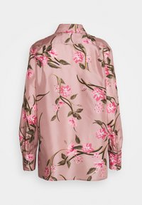 Chemise longue en satin rose à manches longues avec col, présentant un motif floral de fleurs roses et de feuilles vertes, vue de dos.