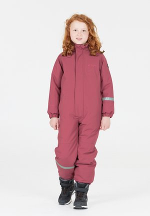 Bordeaux gekleed sneeuwpak met elastische manchetten en een voorrits. Zilveren reflecterende accenten op de mouwen en benen. Warm, waterdicht materiaal.