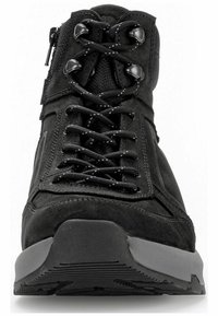 Stivale in suede nero con tessuto testurizzato, lacci frontali e colletto imbottito. Presenta una suola in gomma ruvida con scanalature per una migliore trazione.