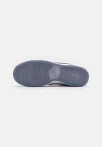 Nike Sportswear NIKE DUNK LOW RETRO PRM ESS+ - Matalavartiset tennarit - white/light carbon/platinum tint/pure platinum/wolf grey