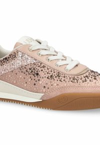 Baskets roses avec une tige texturée ornée de détails scintillants, des lacets blancs et une semelle en caoutchouc naturel. Conçues avec une finition lisse et des accents.