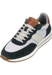 Sneaker mit einem oberschenkellangen, dunkelgrünen Wildleder-Obermaterial, leichten grauen Nylon-Einsätzen, beige Akzenten und einem braunen Leder-Patch. Weiße Schnürsenkel und Gummilaufsohle.