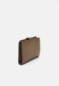 Michael Kors CHARM TAB BIFOLD - Portafoglio - driftwood