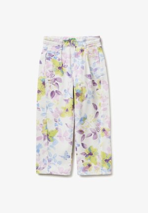 Pantalones blancos recortados con piernas amplias que presentan un patrón floral pastel en amarillo, morado, azul y rosa, con bolsillos frontales y cierre de botón.