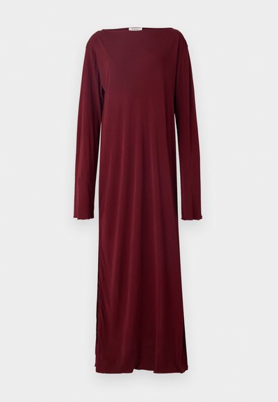 Vestido longo bordeaux feito de tecido suave, apresentando um corte reto, mangas longas e aberturas laterais, com um decote largo e uma bainha assimétrica.
