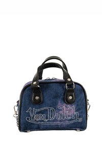Sac en denim avec des accents en cuir noir, forme arrondie, poignées supérieures et clous en argent écrivant "Von Dutch" sur le devant.