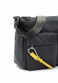 Borsa grigia testurizzata con un design robusto, dotata di una tracolla scura, di un fermaglio argento e di un'etichetta gialla come accento. Include tasche per lo stoccaggio.