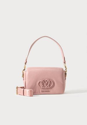 Ροζ ορθογώνια τσάντα ώμου Love Moschino με ρυθμιζόμενο ιμάντα και χρυσαφένιες μεταλλικές λεπτομέρειες, με ανάγλυφο λογότυπο μπροστά.