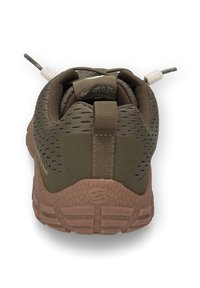 Olivgrüner Sportschuh mit einer strukturierten, braunen Gummisohle, einem Obermaterial aus Mesh, einem verstellbaren Schnürsystem und einem gepolsterten Kragen für Komfort.